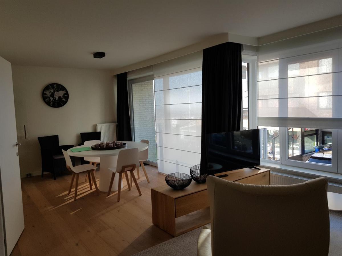 Koksijde Zeedijk La Digue 102 Appartement Met Garage - Lateraal Zeezicht Bagian luar foto